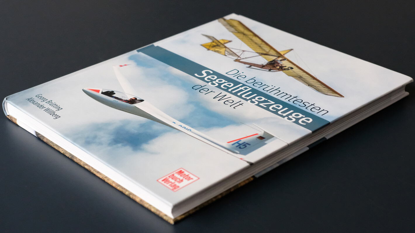 Buch „Sailplane & Gliding“ mit Segelflugzeugen auf dem Cover, Perspektive schräg von oben.